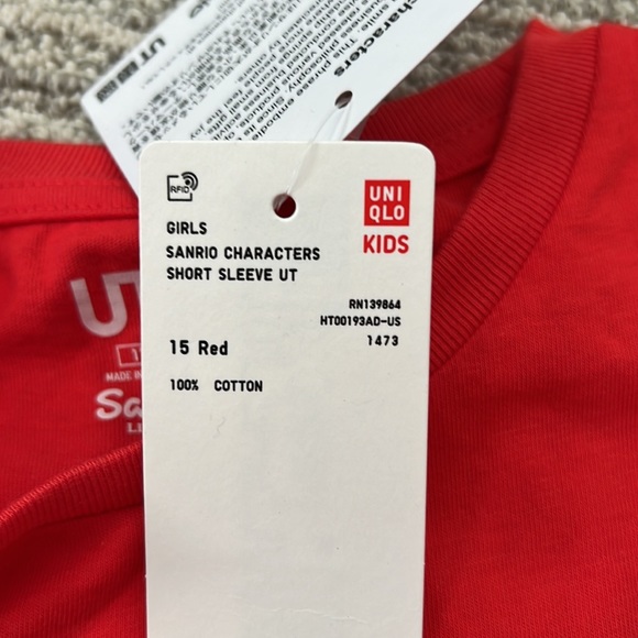 Sanrio x Uniqlo Hello Kitty Cheerleader T-Shirt in Red 🆕 - Picture 4 of 5